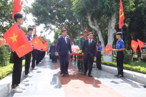 Thượng tướng Nguyễn Doãn Anh, Phó Chủ tịch Quốc hội và Bí thư Tỉnh ủy Đắk Lắk Lương Nguyễn Minh Triết tiễn đưa hài cốt các liệt sĩ đến nơi an nghỉ cuối cùng.