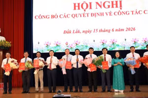 Lãnh đạo Tỉnh ủy Đắk Lắk trao quyết định và tặng hoa chúc mừng các đồng chí lãnh đạo các sở, ngành được điều động, bổ nhiệm trong đợt này.