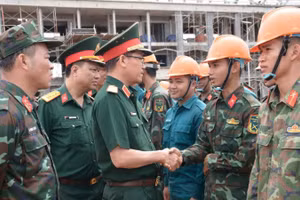Chính ủy Quân khu 5, Thiếu tướng Lương Đình Chung thăm hỏi, động viên cán bộ, chiến sĩ tăng cường, hỗ trợ xây dựng Trường nội trú liên cấp tiểu học - trung học cơ sở xã biên giới tỉnh Đắk Lắk.