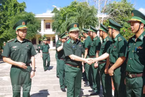 Đoàn kiểm tra đến Đồn Biên phòng cửa khẩu Đắk Ruê.