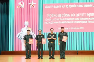 Lãnh đạo Ban Chỉ huy Bộ đội Biên phòng tỉnh Đắk Lắk trao quyết định nhân sự đối với Trung đội phương tiện không người lái.