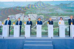 Bí thư Tỉnh ủy Đắk Lắk Lương Nguyễn Minh Triết (người đứng giữa, thứ 5 từ trái qua) và các đại biểu thực hiện nghi thức khởi công hệ thống Nhà máy cà-phê Trung Nguyên Legend.