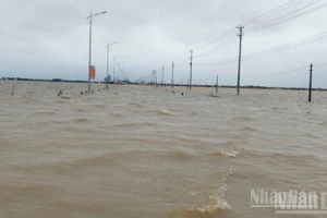 Quốc lộ 9C đến trung tâm xã Lệ Thủy vẫn chìm trong nước, giao thông đường bộ đang bị ách tắc.