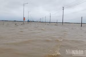 Quốc lộ 9C đến trung tâm xã Lệ Thủy vẫn chìm trong nước, giao thông đường bộ đang bị ách tắc.
