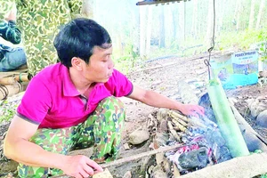 Món ăn ếch nấu lồ ô thường được người Giẻ Triêng nấu trên bếp lửa.