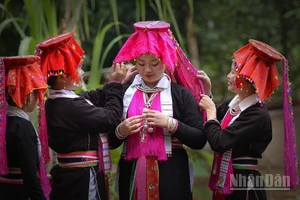 Cô dâu Đặng Thị Dần (thôn Làng Đẩu, xã Phúc Khánh, tỉnh Lào Cai) trong ngày cưới. (Ảnh: Đặng Vũ Linh) 