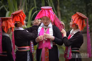 Cô dâu Đặng Thị Dần (thôn Làng Đẩu, xã Phúc Khánh, tỉnh Lào Cai) trong ngày cưới. (Ảnh: Đặng Vũ Linh) 