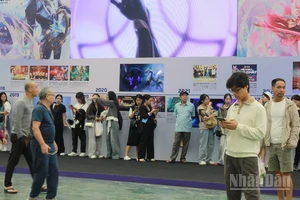 Du khách hào hứng xếp hàng chụp ảnh tự động.