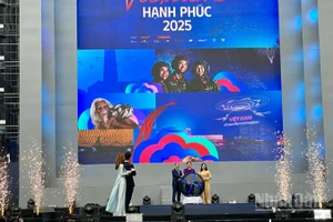 Các đại biểu thực hiện nghi thức khai mạc.