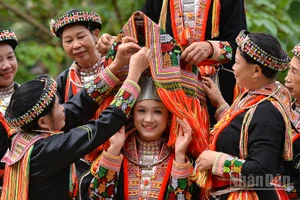 Trang phục cô dâu của phụ nữ Dao đỏ ở Tân Lĩnh, Lào Cai. 