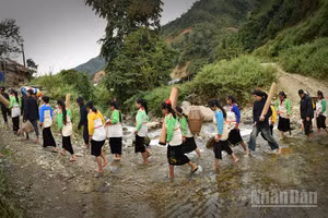 Đoàn rước dâu đi qua suối. (Ảnh: Vũ Linh) 