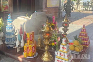 Tượng voi đá được phụng thờ trong Đền A Sào. 