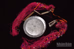 Đĩa bạc bên trong chiếc mũ truyền thống của phụ nữ Dao Tuyển. (Ảnh: ĐẶNG VŨ LINH)