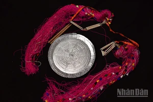 Đĩa bạc bên trong chiếc mũ truyền thống của phụ nữ Dao Tuyển. (Ảnh: ĐẶNG VŨ LINH)