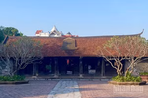 Phía trước chùa Chuông. 