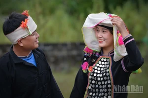 Trang phục cưới truyền thống của người Si La. 