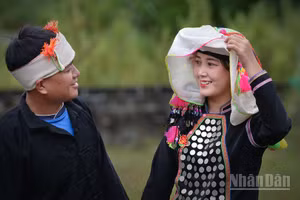 Trang phục cưới truyền thống của người Si La. 