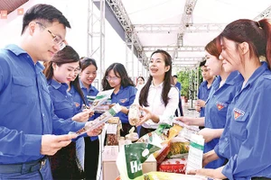 Các bạn trẻ hào hứng trải nghiệm đặc sản truyền thống của Hà Nội tại Ngày hội.