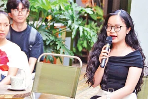 Mentor Đoàn Thị Quỳnh Hương chia sẻ về kỹ năng thuyết trình với mentee.