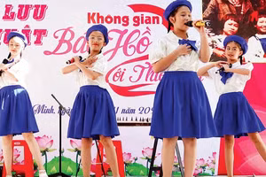 Các em thiếu nhi Nhà Thiếu nhi thành phố biểu diễn trong chương trình Giao lưu nghệ thuật Không gian Bác Hồ với thiếu nhi. (Ảnh THÚY BÌNH)