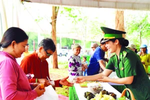 Cán bộ Đồn Biên phòng quốc tế Hoa Lư trao các suất ăn 0 đồng cho nhân dân xã Lộc Thạnh tham gia “Ngày hội Biên phòng toàn dân” được tổ chức ngày 3/3 vừa qua.