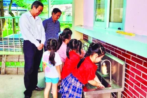 Lãnh đạo Sở Y tế Thành phố Hồ Chí Minh kiểm tra công tác phòng bệnh tay chân miệng tại cơ sở mầm non ở phường Bình Hưng Hòa.