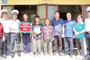 Trung tâm huấn luyện Vùng 4 Hải quân tặng quà con ngư dân được đỡ đầu. (Ảnh CTV HQ)