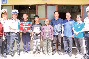 Trung tâm huấn luyện Vùng 4 Hải quân tặng quà con ngư dân được đỡ đầu. (Ảnh CTV HQ)