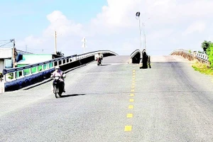 Đường đông-tây kết nối vùng sản xuất chuyên canh lúa-tôm trên địa bàn thành phố Cần Thơ.