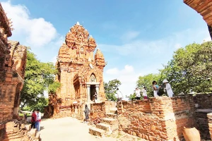 Nhiều du khách trẻ thích thú khi check-in tại Tháp Pô Klong Garai.