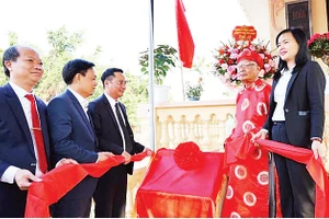 Lãnh đạo xã Tam Hưng thực hiện nghi lễ gắn biển công trình Nhà tưởng niệm Chủ tịch Hồ Chí Minh nhân kỷ niệm 79 năm Ngày Toàn quốc kháng chiến.