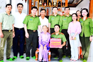 Bộ Tư lệnh Cảnh vệ cùng chính quyền địa phương thăm tặng quà Mẹ Việt Nam Anh hùng Trần Thị Liền, sinh năm 1930 ở thôn Nam Sơn, xã Bến Hải.