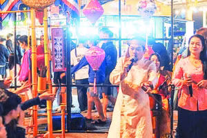 Nghệ nhân biểu diễn hô hát bài chòi tại Phố đi bộ Bạch Đằng (thành phố Đà Nẵng).