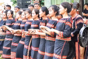 Các thiếu nữ Ê Đê tay trong tay thắt chặt tình đoàn kết trong Ngày hội Đại đoàn kết toàn dân tộc của buôn làng.