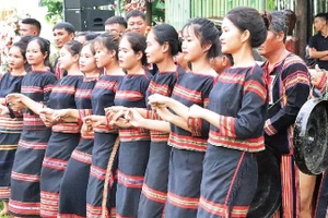 Các thiếu nữ Ê Đê tay trong tay thắt chặt tình đoàn kết trong Ngày hội Đại đoàn kết toàn dân tộc của buôn làng.