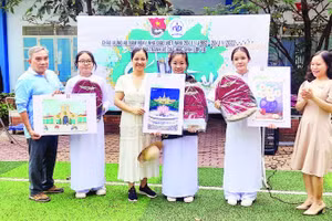 Cuộc thi vẽ của học sinh khối 10, Trường trung học phổ thông Nguyễn Du, Thành phố Hồ Chí Minh với chủ đề “Sắc màu” nhân Ngày Nhà giáo Việt Nam (Ảnh KHÁNH TRÌNH)
