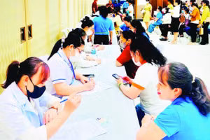 Tư vấn, chăm sóc và khám sức khỏe cho nữ đoàn viên, công nhân, viên chức, người lao động trên địa bàn Thành phố Hồ Chí Minh sáng 17/4.