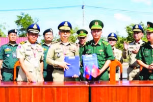 Lực lượng chức năng hai nước Việt Nam và Campuchia hoàn tất các thủ tục bàn giao công dân tại Cửa khẩu quốc tế Hoa Lư (xã Lộc Thạnh, tỉnh Đồng Nai).