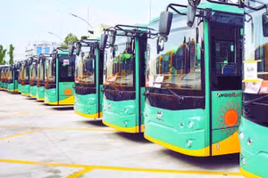 Xe buýt điện kết nối với tuyến Metro số 1 Bến Thành- Suối Tiên thu hút đông hành khách đi lại.