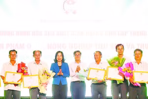 Lãnh đạo tỉnh, Hội đồng nhân dân và Hội Nông dân tỉnh Tây Ninh trao thưởng cho nông dân sản xuất, kinh doanh giỏi cấp Trung ương.