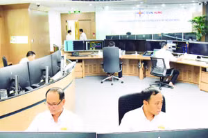 Điều độ viên trực tại Trung tâm điều độ hệ thống điện Thành phố Hồ Chí Minh.