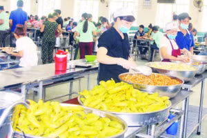 Bữa ăn công nhân tại một doanh nghiệp trên địa bàn Thành phố Hồ Chí Minh.