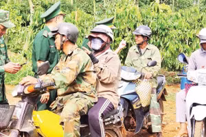Lực lượng Bộ đội Biên phòng Cửa khẩu Thuận An tăng cường kiểm soát các hoạt động ra vào khu vực biên giới, nhằm ngăn chặn tội phạm ma túy giả danh người dân buôn bán ma túy qua biên giới (Ảnh NGUYỄN NAM)