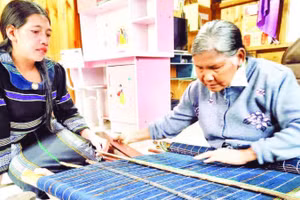 Nghệ nhân Ưu tú K’Glòng luôn mong muốn trao truyền nghề dệt thổ cẩm truyền thống cho thế hệ trẻ.