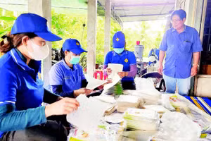 Sản xuất bánh tráng tại Cơ sở sản xuất bánh tráng Mạnh Tài.