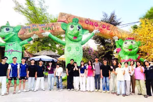 Làng du lịch sinh thái Ông Đề trên tuyến lộ Vòng Cung thu hút đông các bạn trẻ đến trải nghiệm.