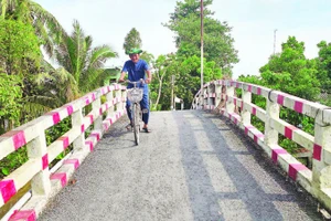 Ông Thum vẫn thường xuyên đi qua các cây cầu ông xây ở Mỹ Thới để kiểm tra chất lượng.