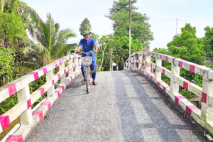 Ông Thum vẫn thường xuyên đi qua các cây cầu ông xây ở Mỹ Thới để kiểm tra chất lượng.