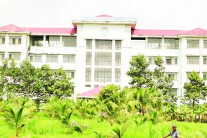 Công trình Trường đại học Công thương Thành phố Hồ Chí Minh tại xã Châu Thành, tỉnh Vĩnh Long xây xong từ năm 2012 và đã bỏ hoang từ đó đến nay.