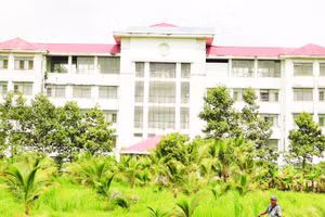 Công trình Trường đại học Công thương Thành phố Hồ Chí Minh tại xã Châu Thành, tỉnh Vĩnh Long xây xong từ năm 2012 và đã bỏ hoang từ đó đến nay.